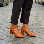ELEGANT PUMPS WITH GOLD DETAIL