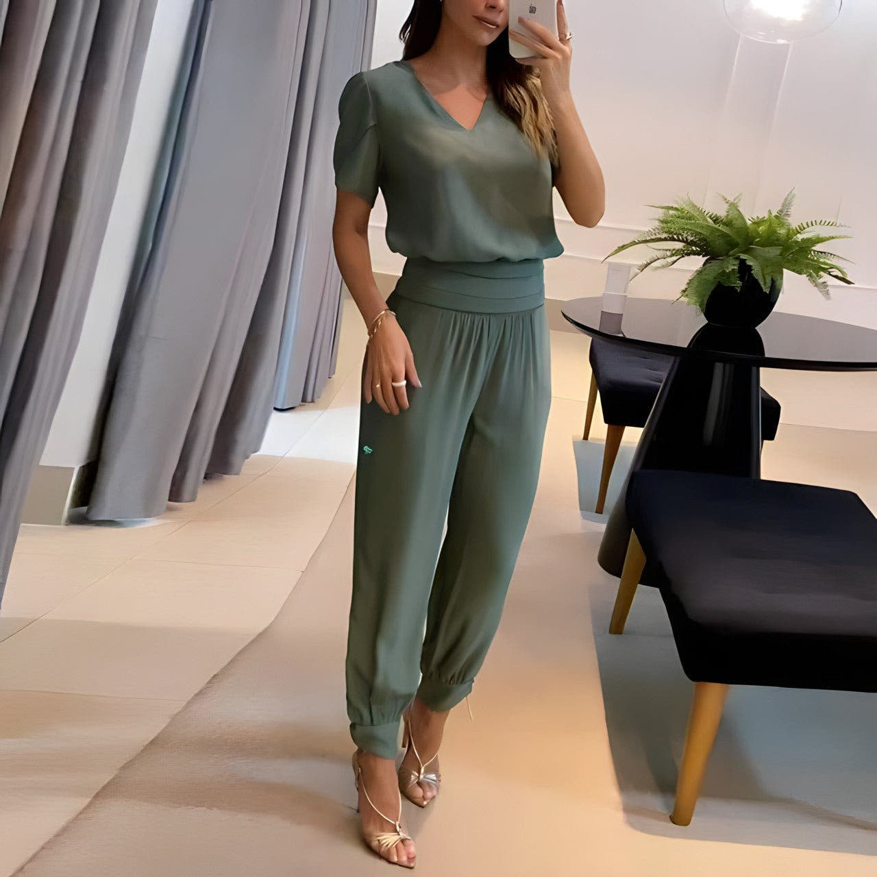 Daphne - Stylish and Fashion-Forward Outfit